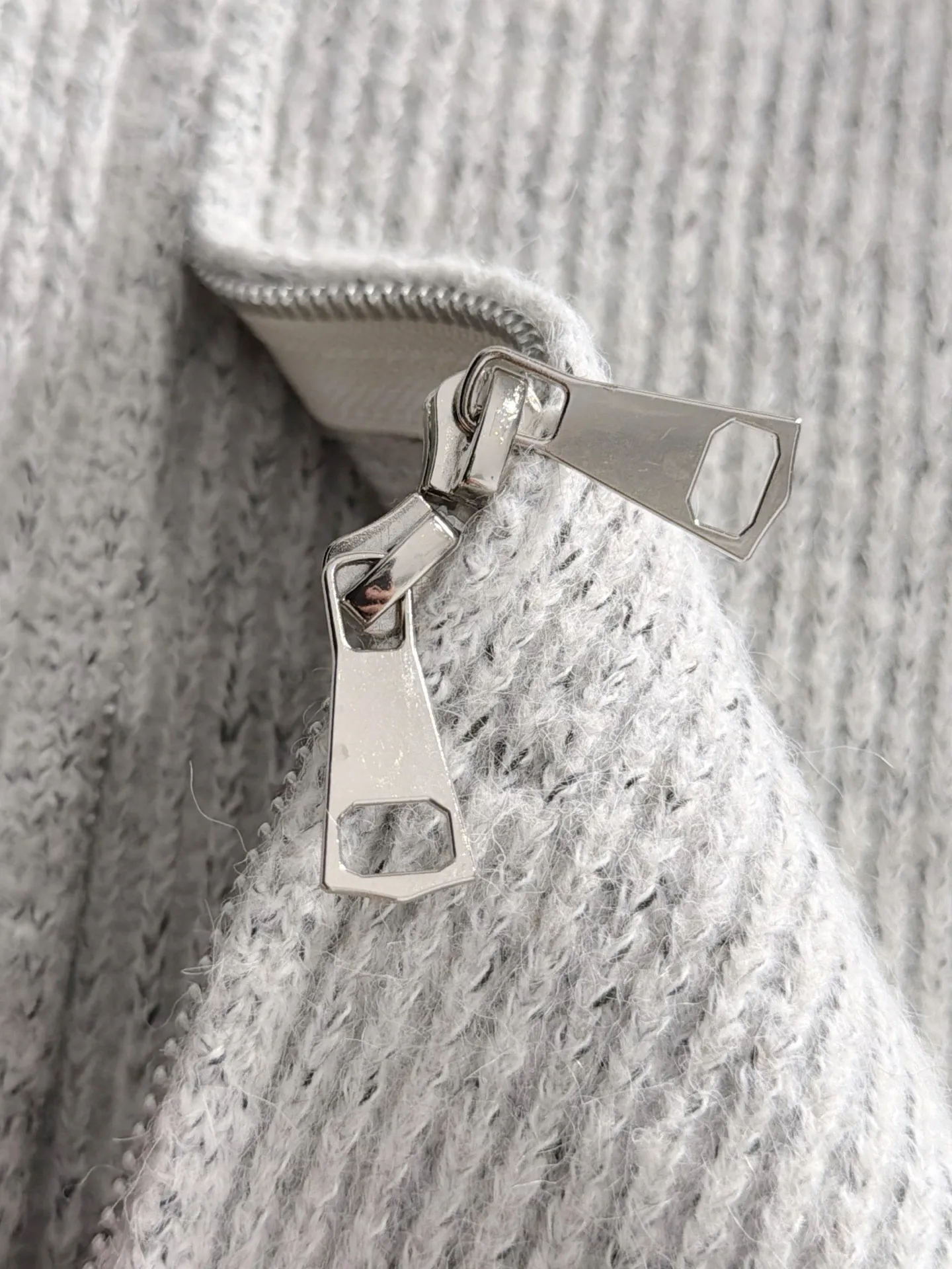 LP Loro Piana's 2026 autumn and winter latest sweater jackets from the official website are now on sale at the counter for Hot Sale! Specially made of wool blended fabric. It feels comfortable and can be directly in contact with the skin. The logo badge is exquisitely embroidered, which is extremely eye-catching! The details highlight the fashionable charm of big brands. Exquisite workmanship. Three-dimensional cutting style. The wearing effect is invincible and handsome! All three standards are complete! Sizes:M-3XL